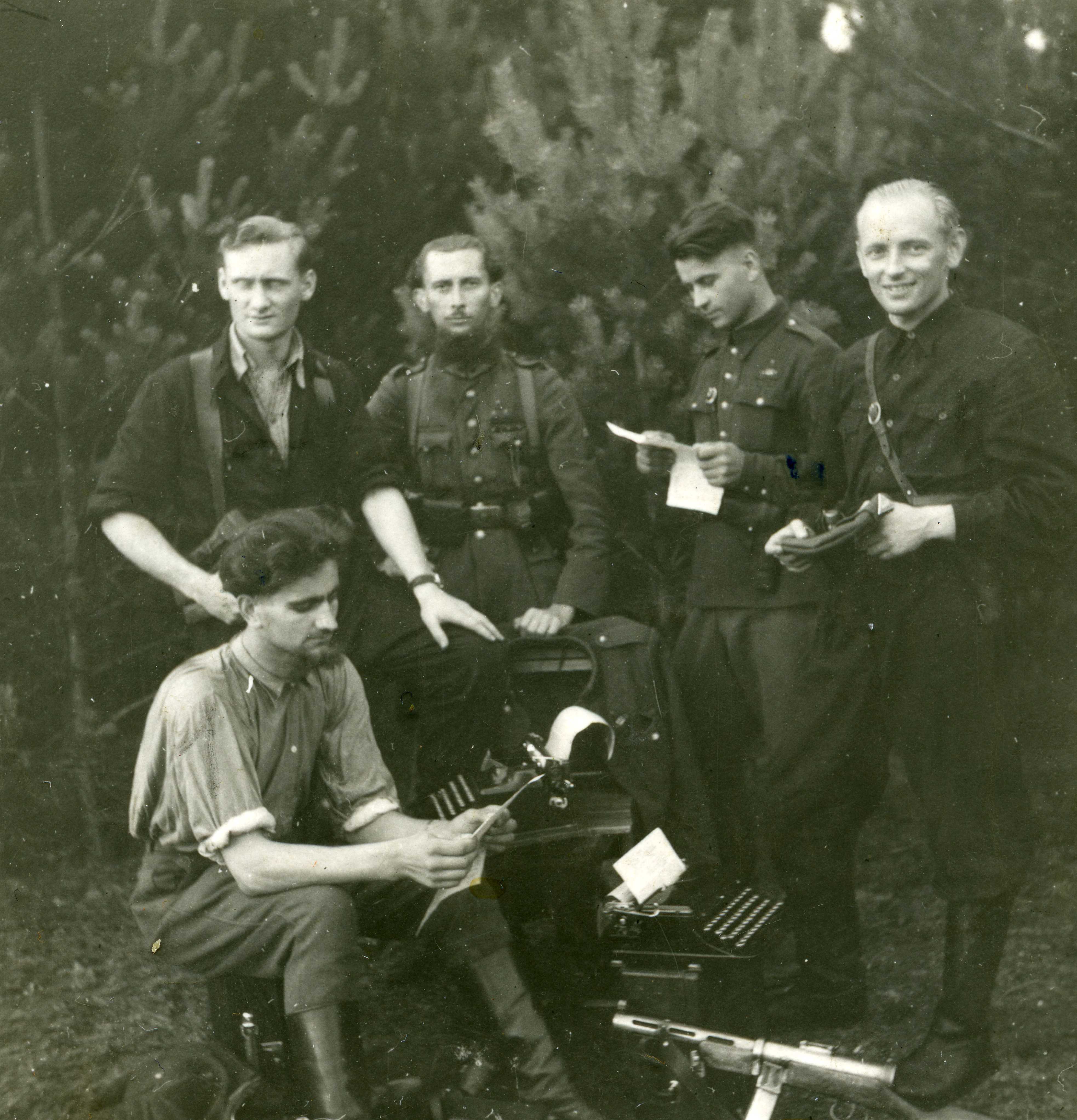 Dainavos apygardos partizanų štabo spaustuvė. 1948 m. Stovi Dainavos apygardos vadas Adolfas Ramanauskas Vanagas dešinėje1